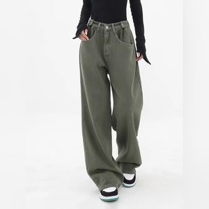 Commense NWT army green boyfriend cargo jean.